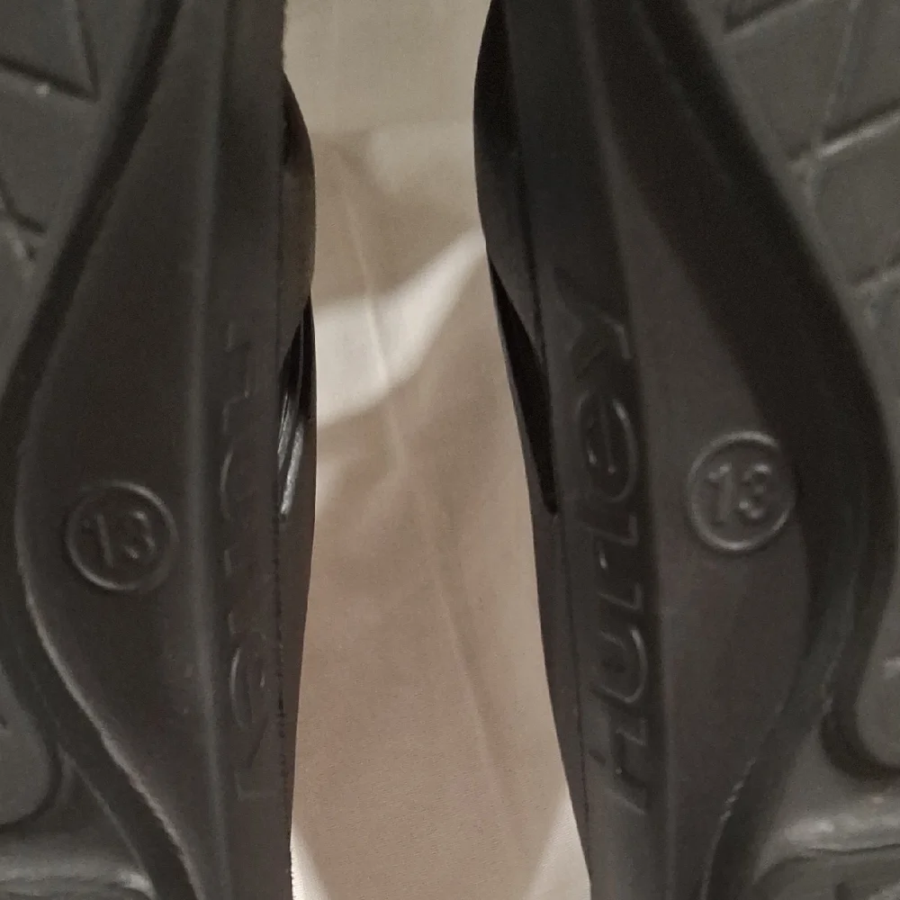 Hurley Women's  Black Flip-Flops Size 13